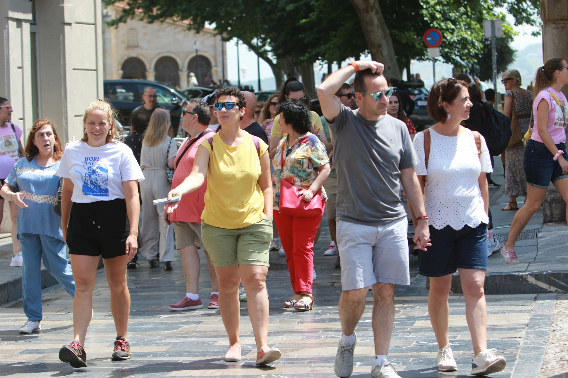 Sol, calor, playa y terrazas llenas en Asturias