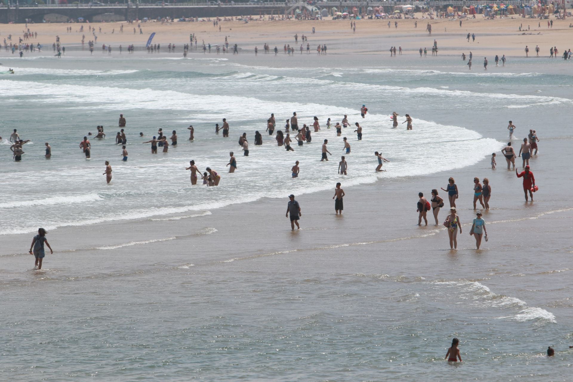 Sol, calor, playa y terrazas llenas en Asturias