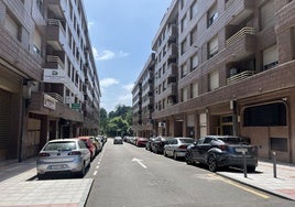 Calle de La Isla, en Pola de Siero, en sentido hacía la estación de tren y el río Nora, al fondo.