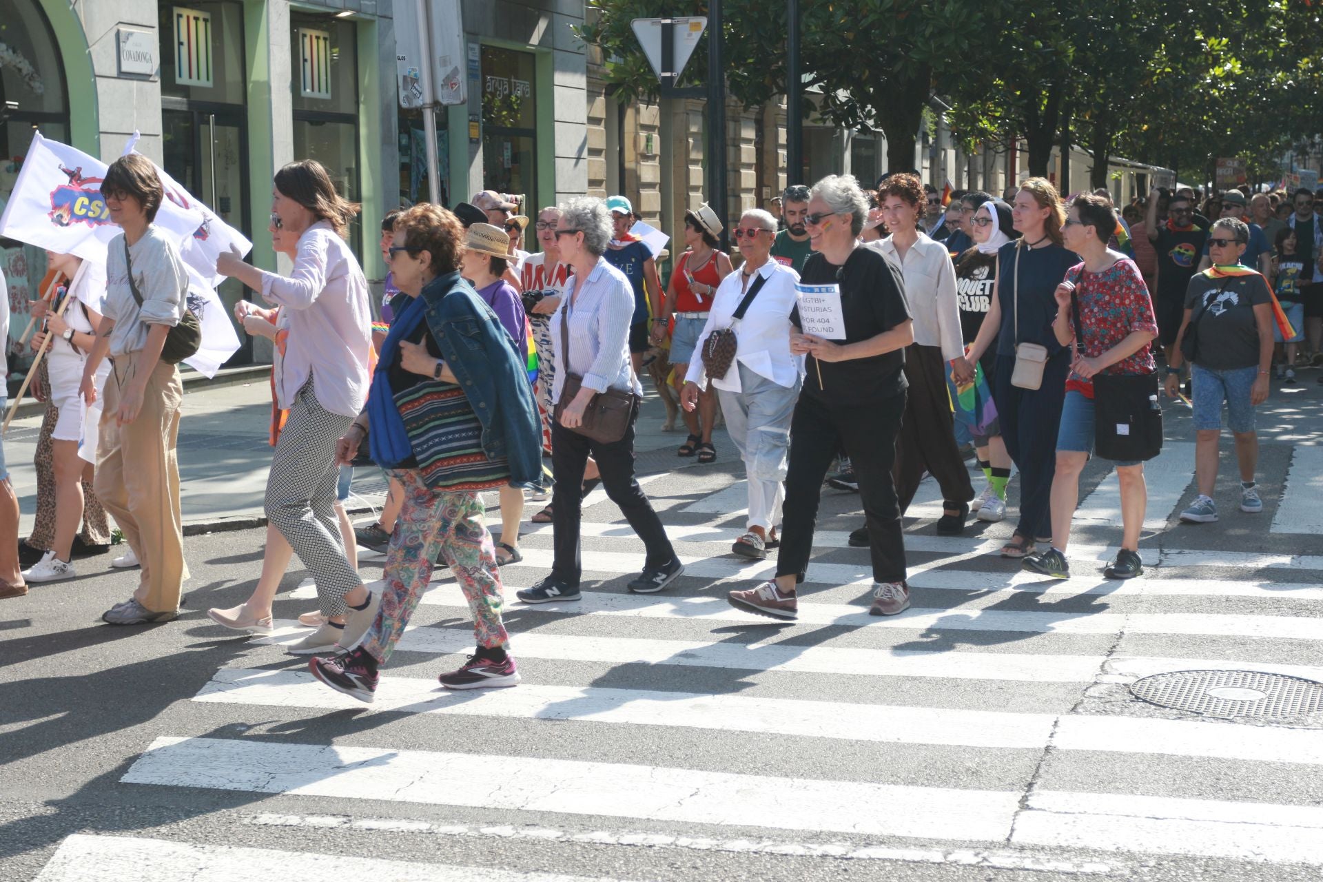 Fotos: Multitudinaria manifestación por los derechos LGTBIQ+, en Gijón
