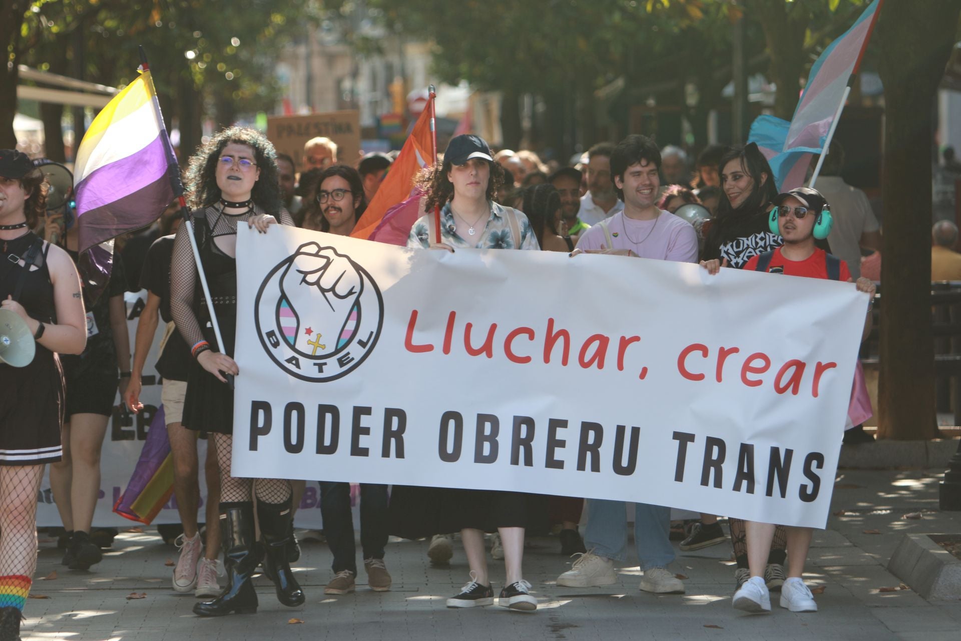 Fotos: Multitudinaria manifestación por los derechos LGTBIQ+, en Gijón