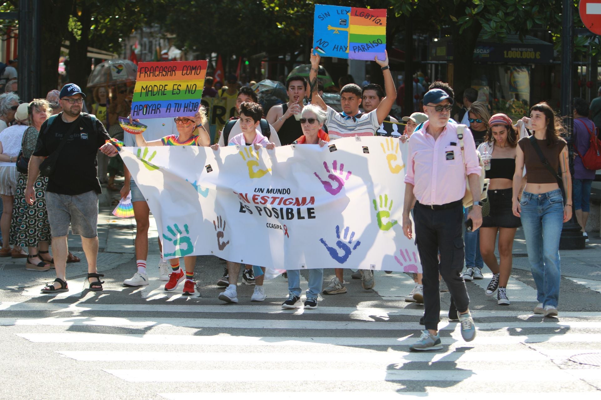 Fotos: Multitudinaria manifestación por los derechos LGTBIQ+, en Gijón