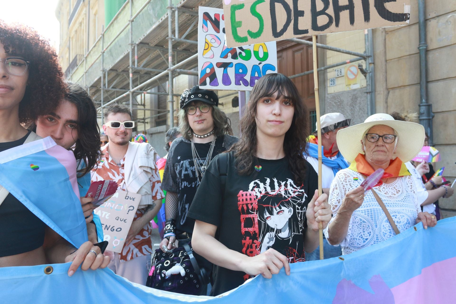 Fotos: Multitudinaria manifestación por los derechos LGTBIQ+, en Gijón