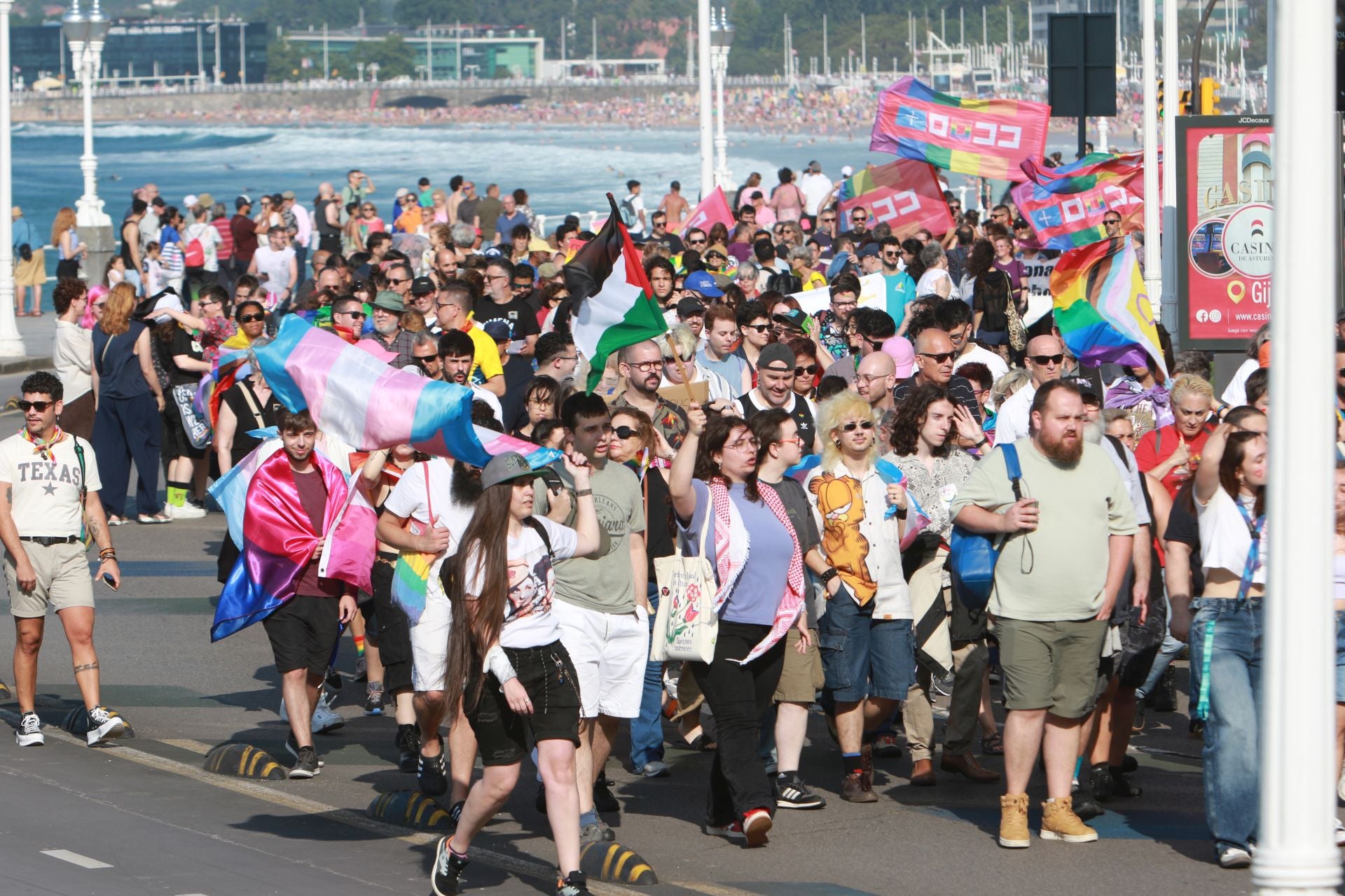 Fotos: Multitudinaria manifestación por los derechos LGTBIQ+, en Gijón