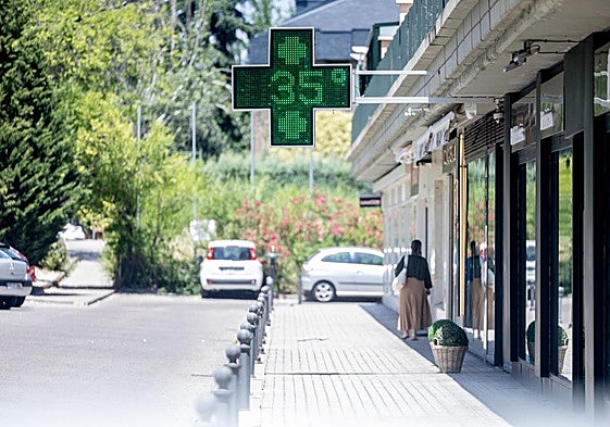 El termómetro de una farmacia marca 35 grados.