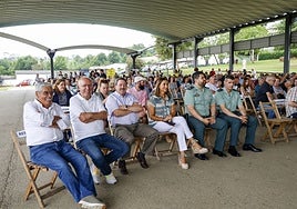Asistentes al acto de Proyecto Hombre, con Luis Manuel Flórez, 'Floro', el que fuera su presidente durante 33 años, sentado el primero por la izquierda.