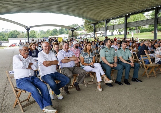 Asistentes al acto de Proyecto Hombre, con Luis Manuel Flórez, 'Floro', el que fuera su director durante 33 años, sentado el primero por la izquierda.