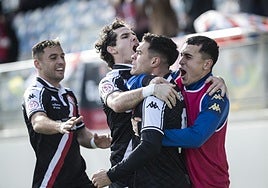 Raúl Rubio celebra con rabia un gol con la SD Logroñés esta temporada.