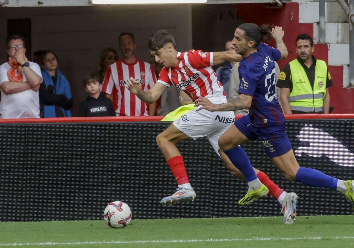 Iker, en una acción, con Marc Mateu, el día de su debut con el Sporting.