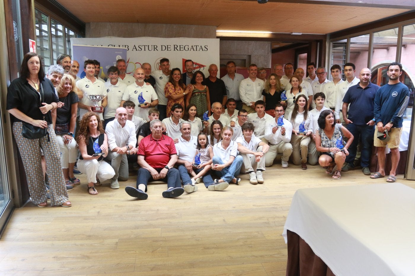 Foto de familia en el Club Astur de Regatas con todos los galardonados y organizadores.