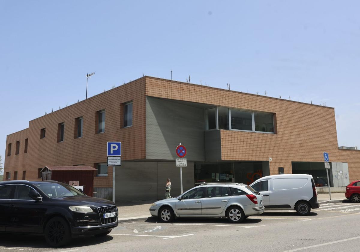Desde el exterior del edificio se aprecian las plantas en la cubierta del Centro de Salud.