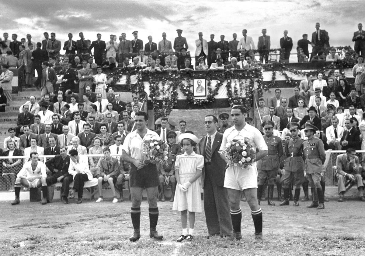 Guillermo Campanal, a la derecha, posa con un ramo de flores en la inauguración de La Rosaleda antes del saque de honor que hizo la hija del alcalde, Lourdes Alonso. Sentado, a la izquierda, Ricardo García.
