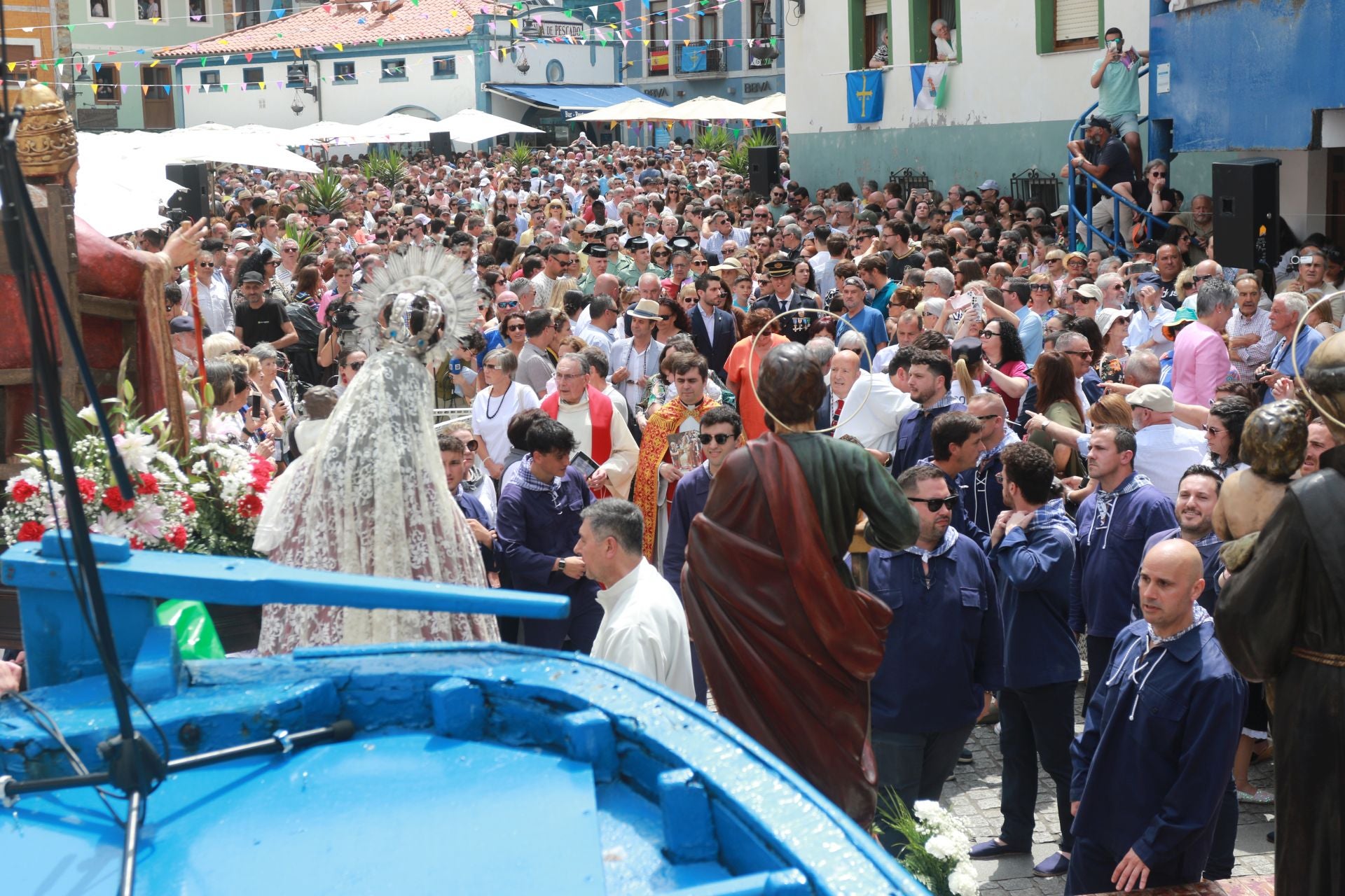 Cudillero vive una Amuravela multitudinaria por San Pedro