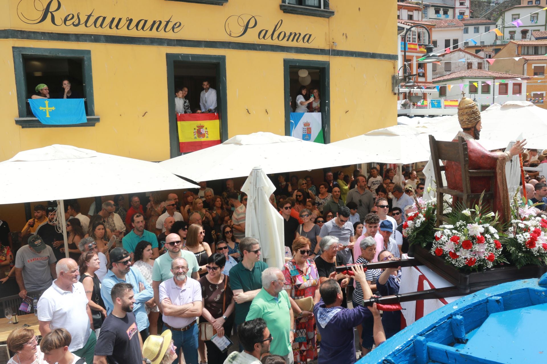 Cudillero vive una Amuravela multitudinaria por San Pedro