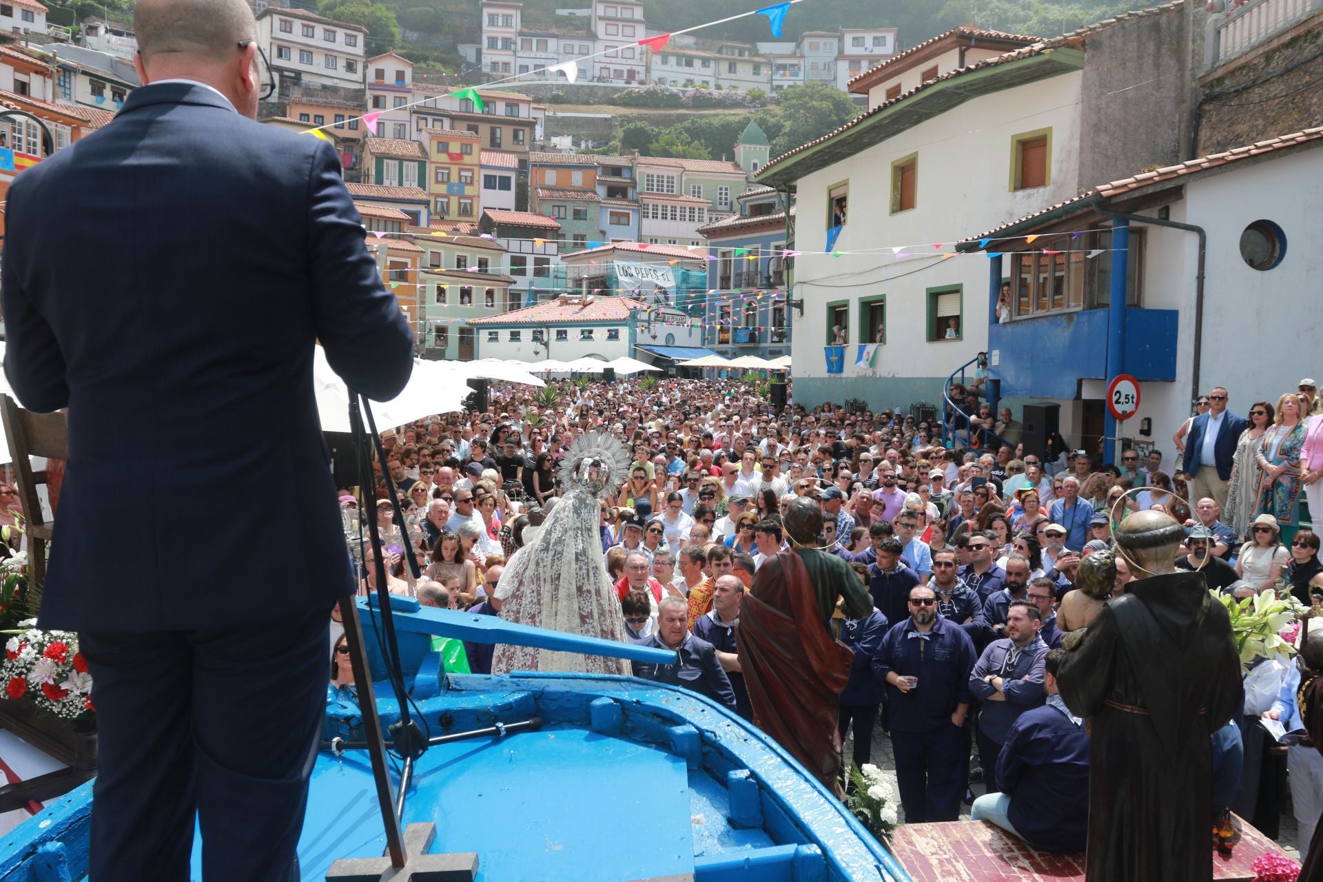 Cudillero vive una Amuravela multitudinaria por San Pedro