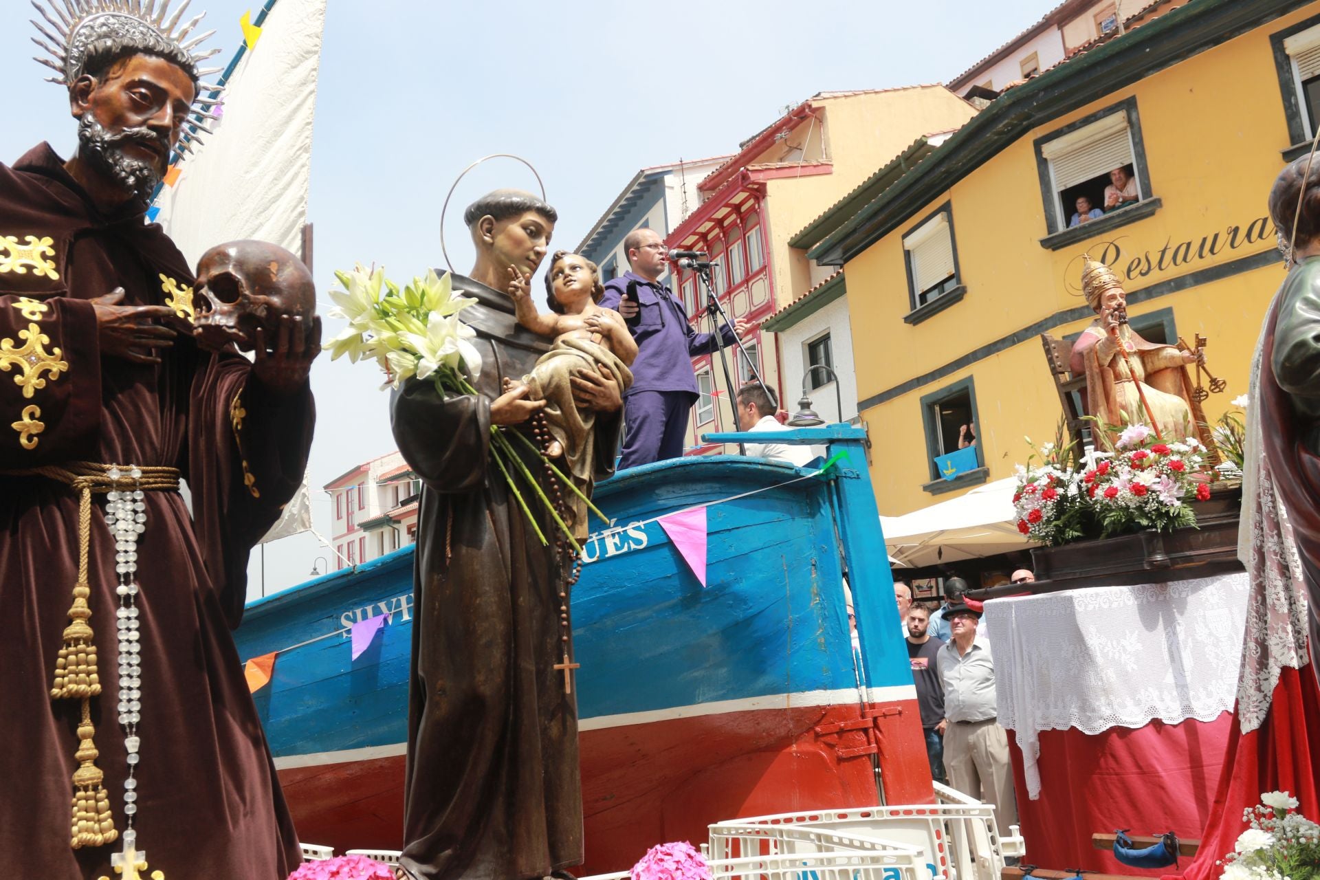 Cudillero vive una Amuravela multitudinaria por San Pedro