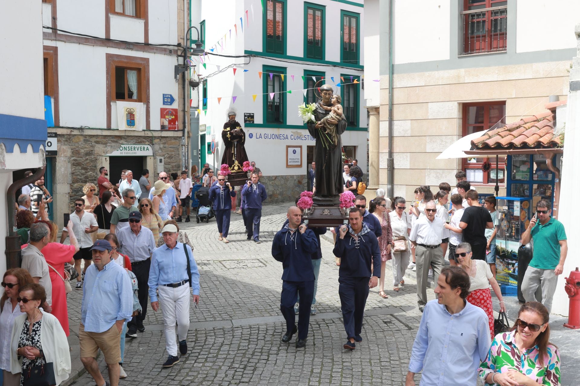 Cudillero vive una Amuravela multitudinaria por San Pedro