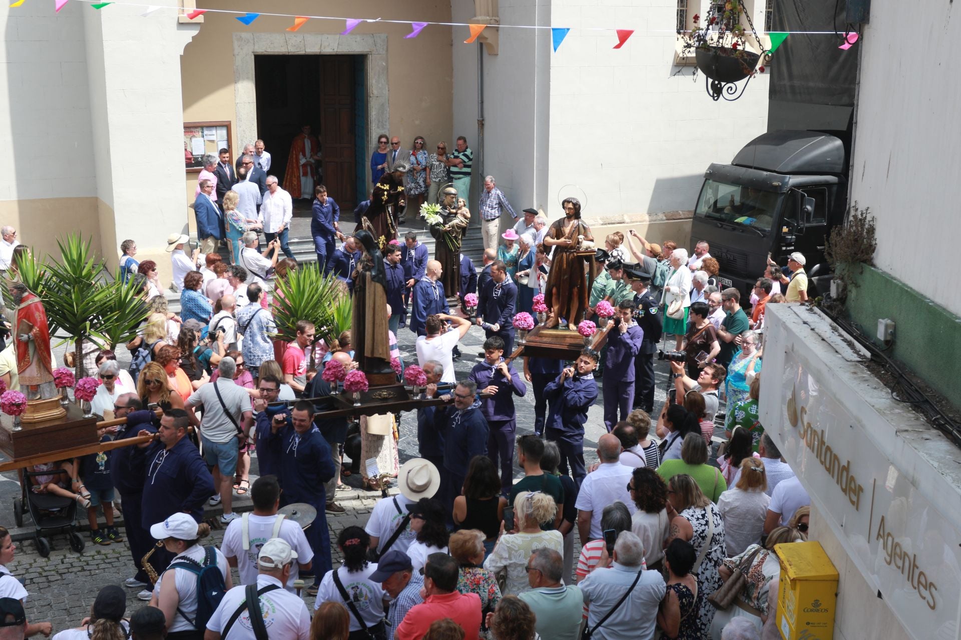 Cudillero vive una Amuravela multitudinaria por San Pedro