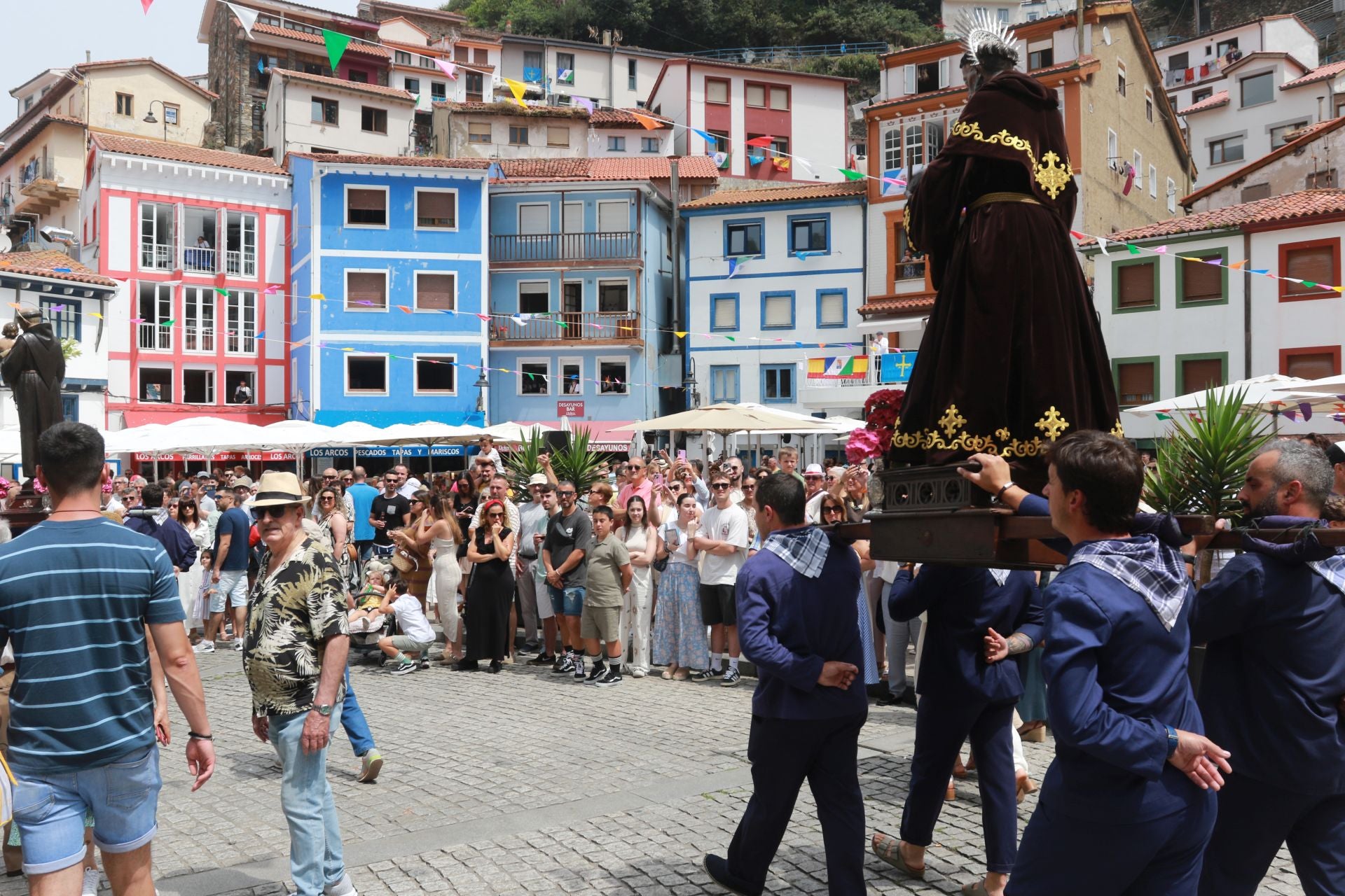 Cudillero vive una Amuravela multitudinaria por San Pedro