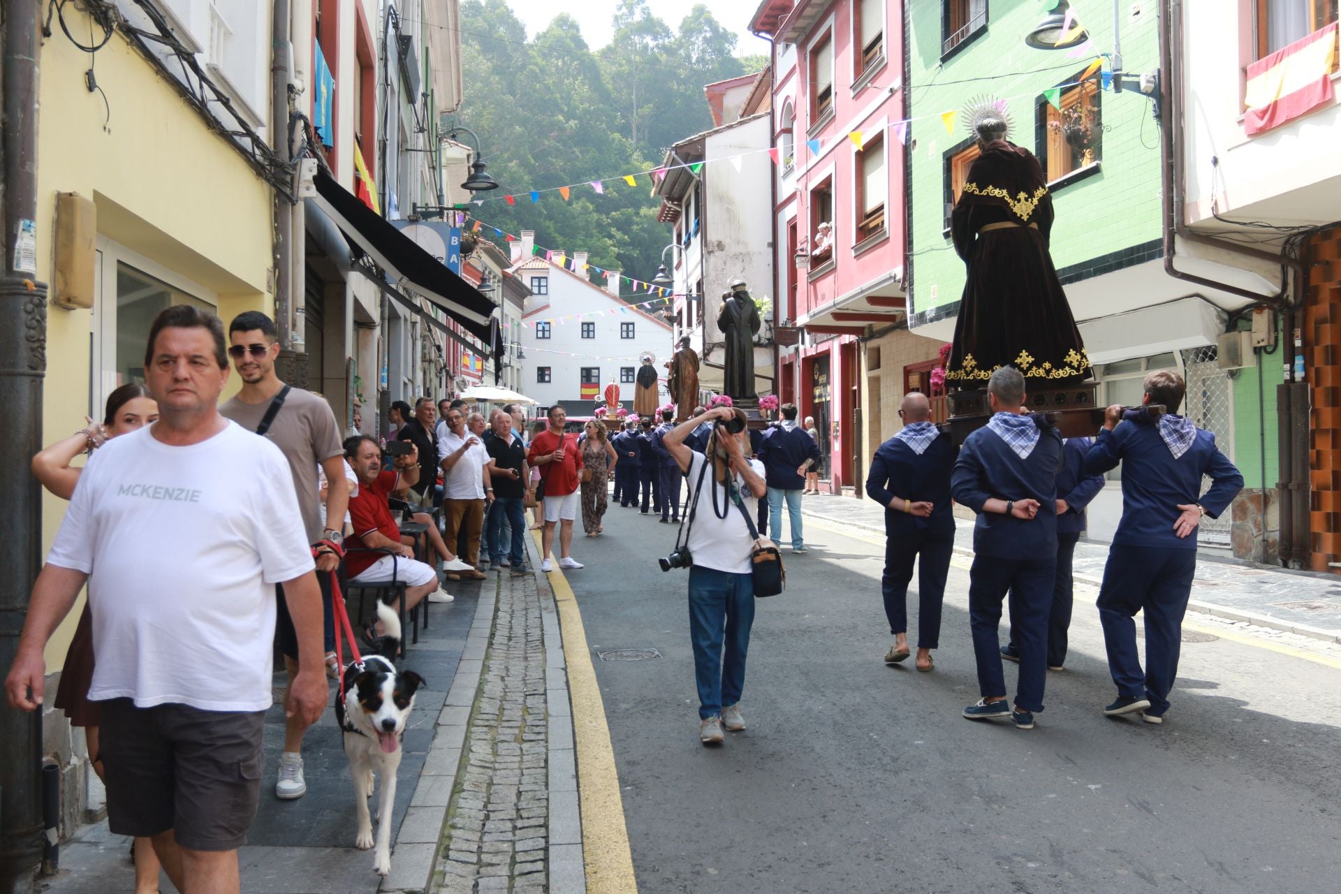 Cudillero vive una Amuravela multitudinaria por San Pedro