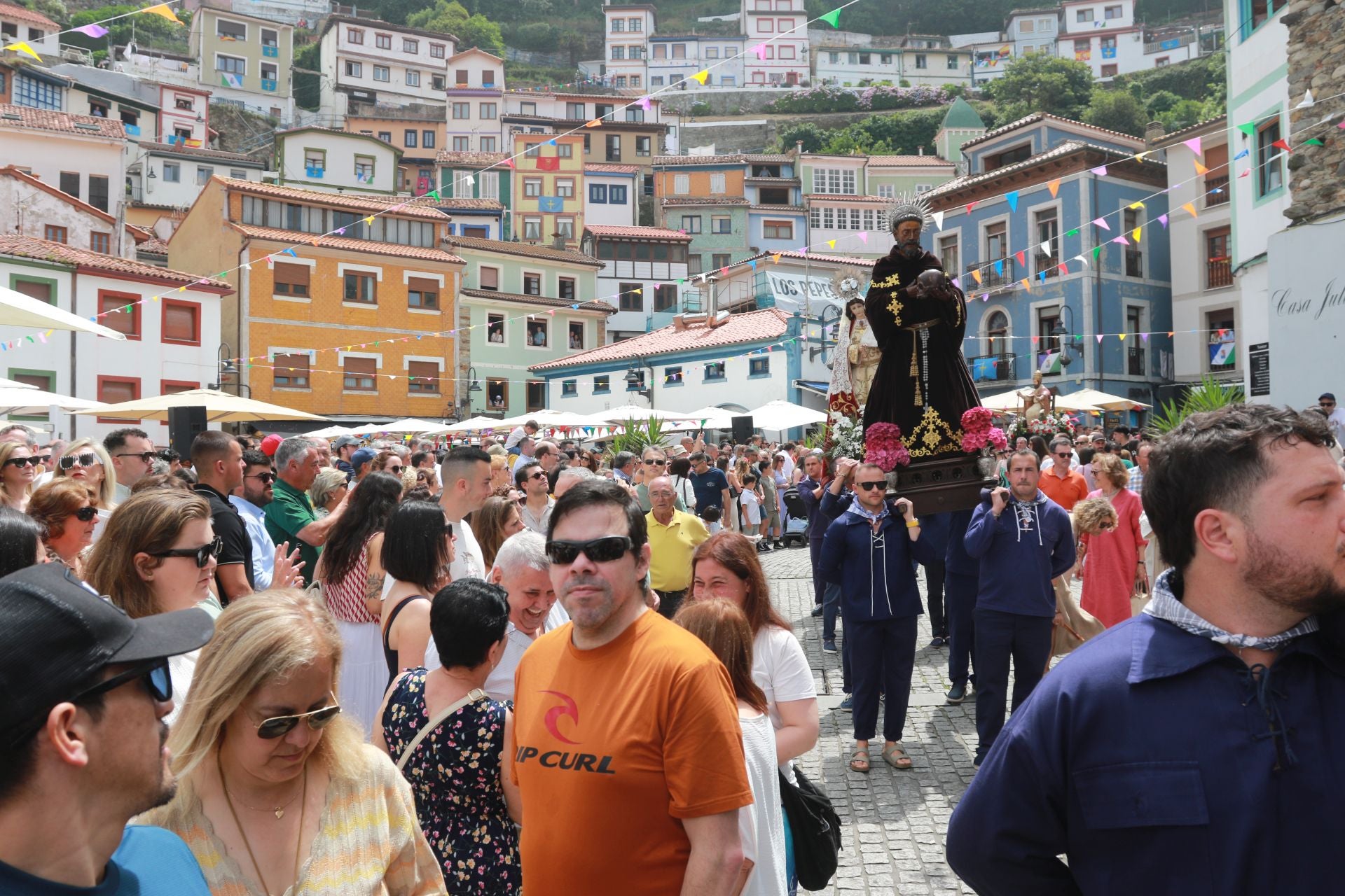 Cudillero vive una Amuravela multitudinaria por San Pedro