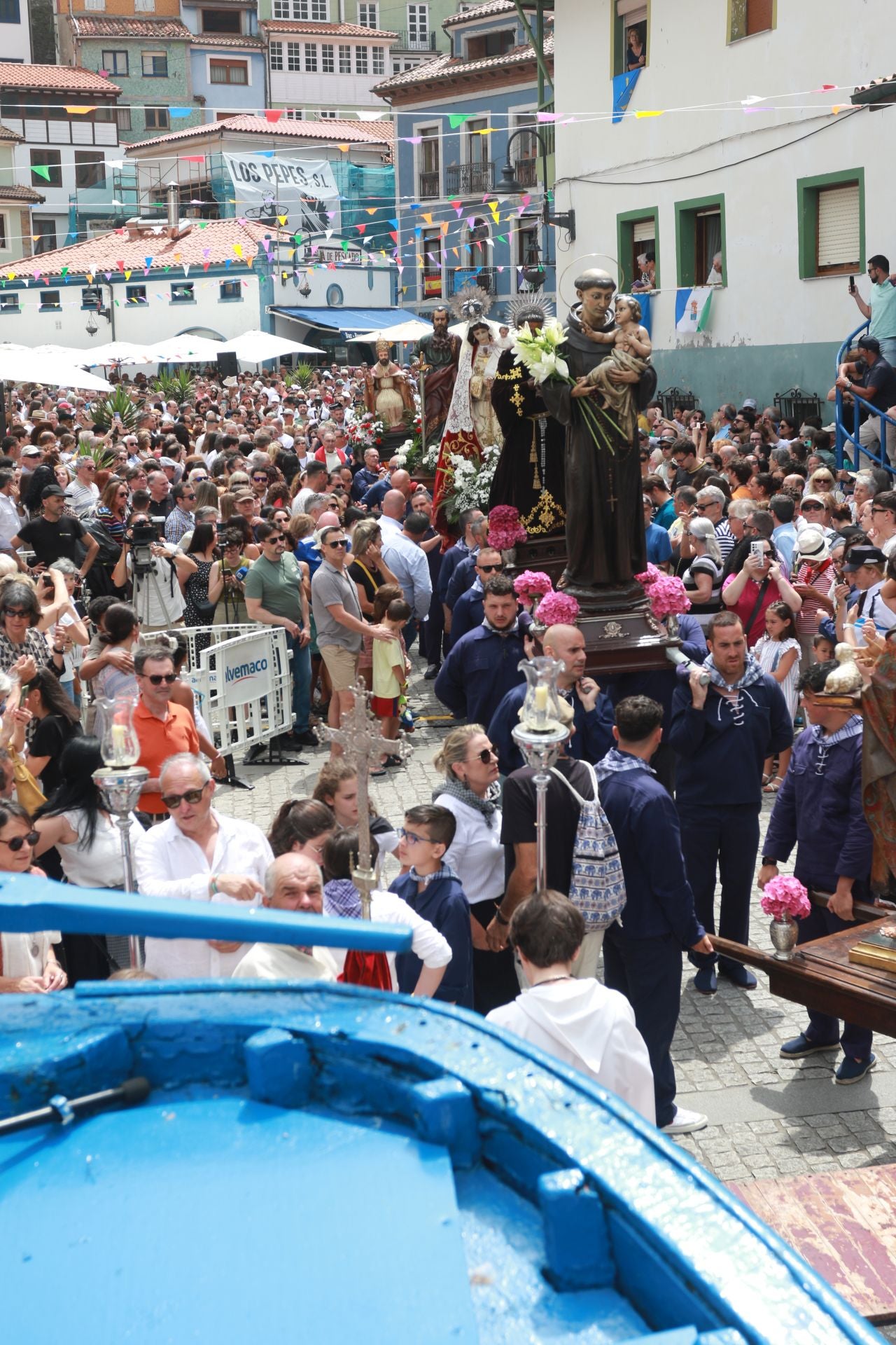 Cudillero vive una Amuravela multitudinaria por San Pedro