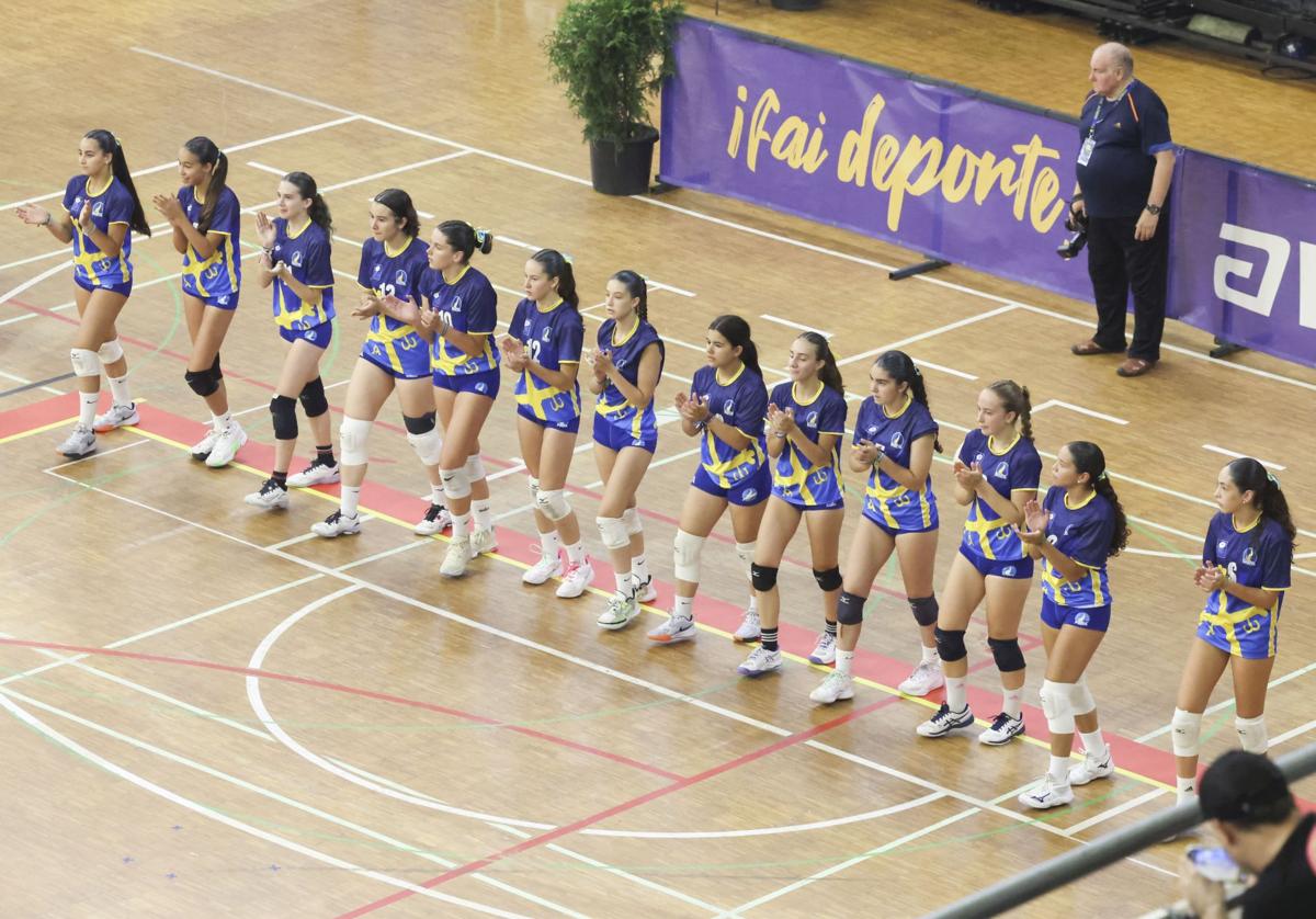 La selección asturiana infantil femenina aplaude al público antes de comenzar la final.