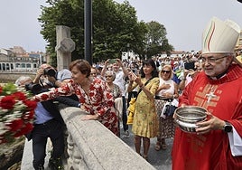 La alcaldesa Carmen Moriyón y el arzobispo Jesús Sanz Montes, durante la bendición de las aguas.