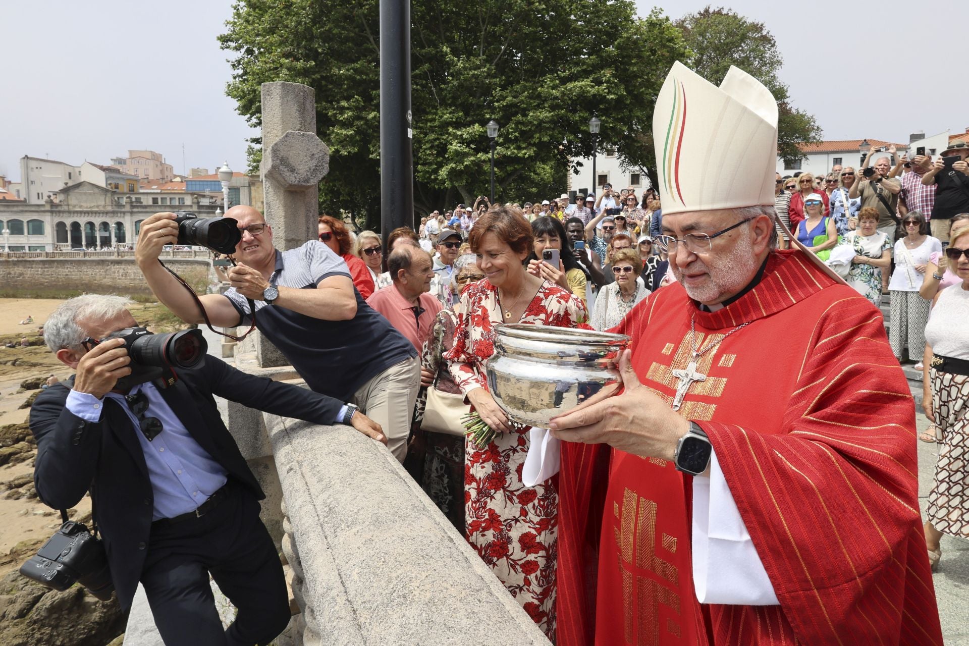 Gijón se rinde a San Pedro