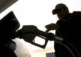 Un hombre se dispone a repostar en una gasolinera.