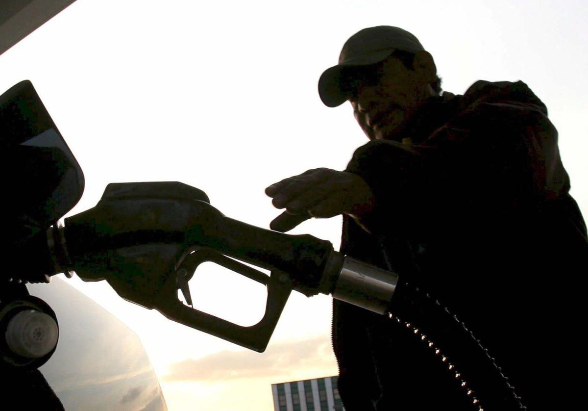 Un hombre se dispone a repostar en una gasolinera.