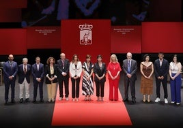 Por la izquierda Jesús Martínez Salvador, Janel Cuesta, Javier Suárez Llana, Carmen Eva Pérez, Lorenzo Pañeda Fabeiro, Ángela Pumariega, Carmen Moriyón, Sara Álvarez Rouco, Yoanna Magdalena, Ignacio Blanco, Inmaculada Fernández, José Ángel Valdés 'Cote' y Olaya Suárez.