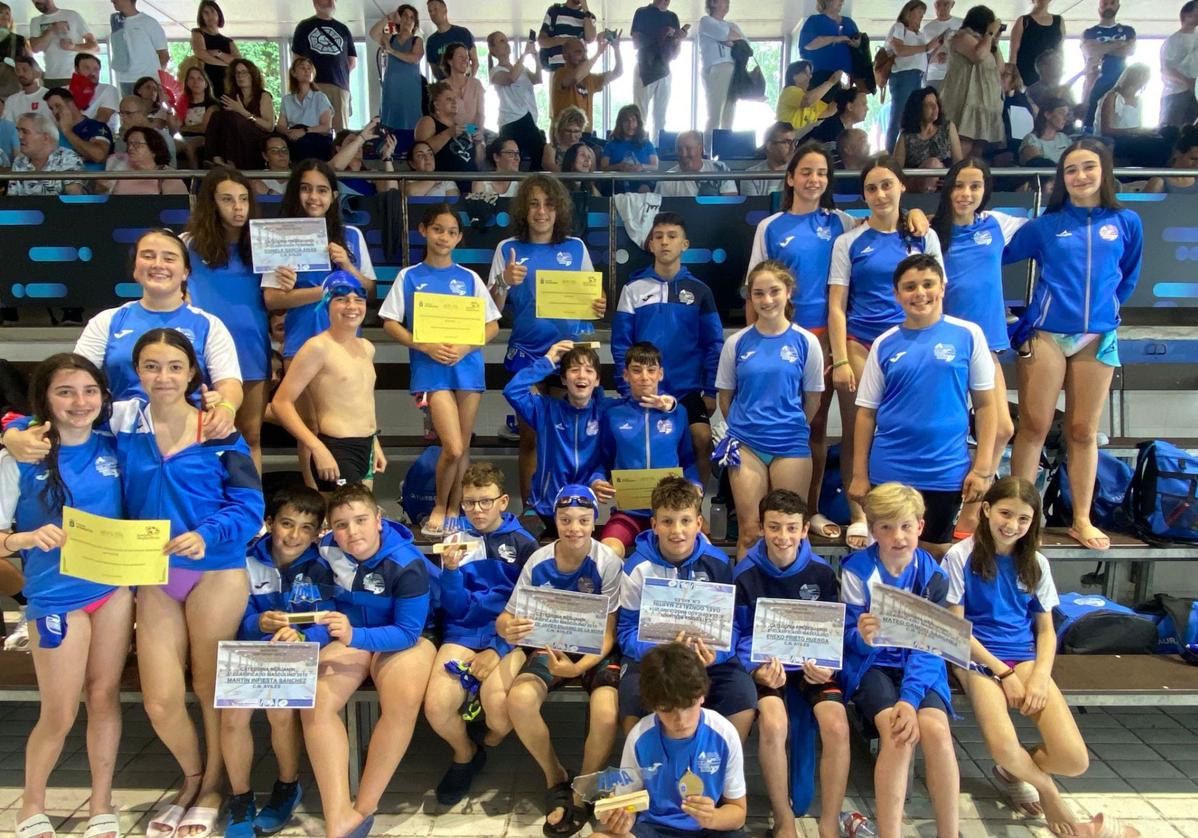 Foto de familia del Club Natación Avilés.