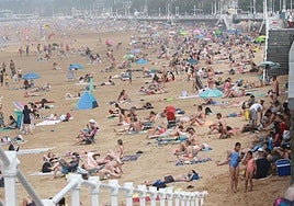 La playa de San Lorenzo, en Gijón, llena de bañistas.