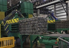 Pilas de combustible sólido de residuos (CSR) producidos en Cogersa en la planta que fue arrasada por un incendio.