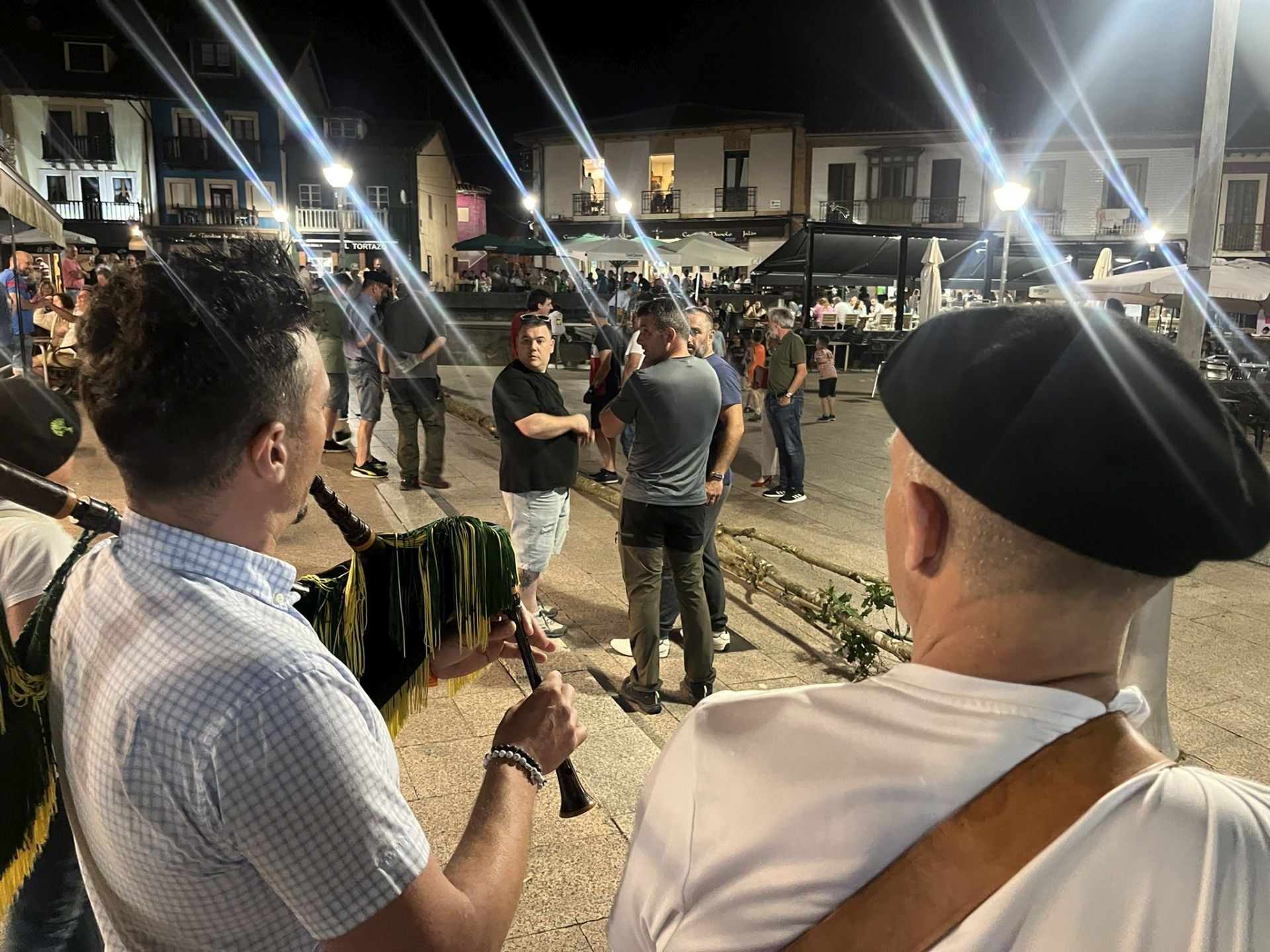 Así fue la plantá del roble por los casados en la plaza de Les Campes de Pola de Siero