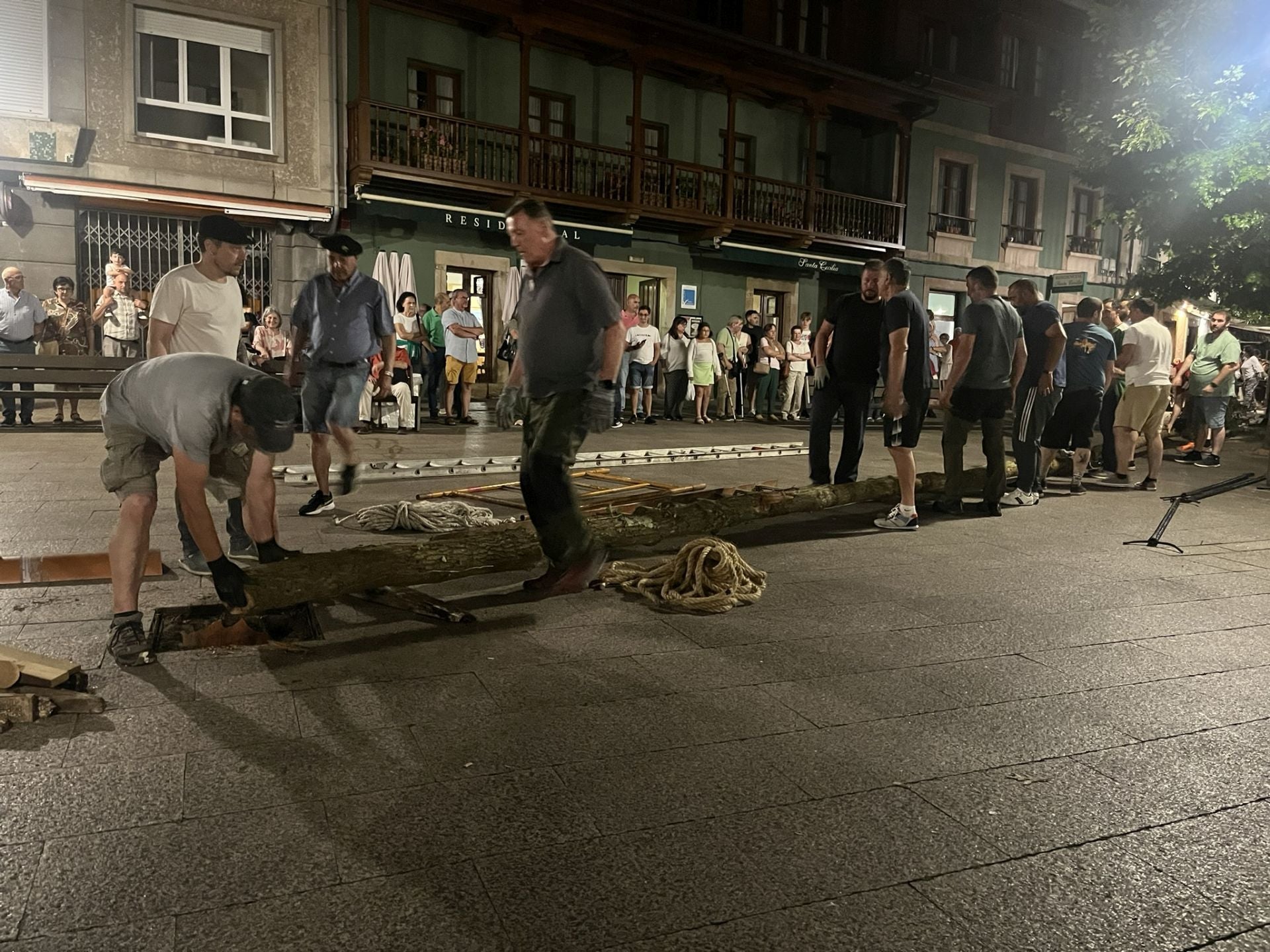 Así fue la plantá del roble por los casados en la plaza de Les Campes de Pola de Siero
