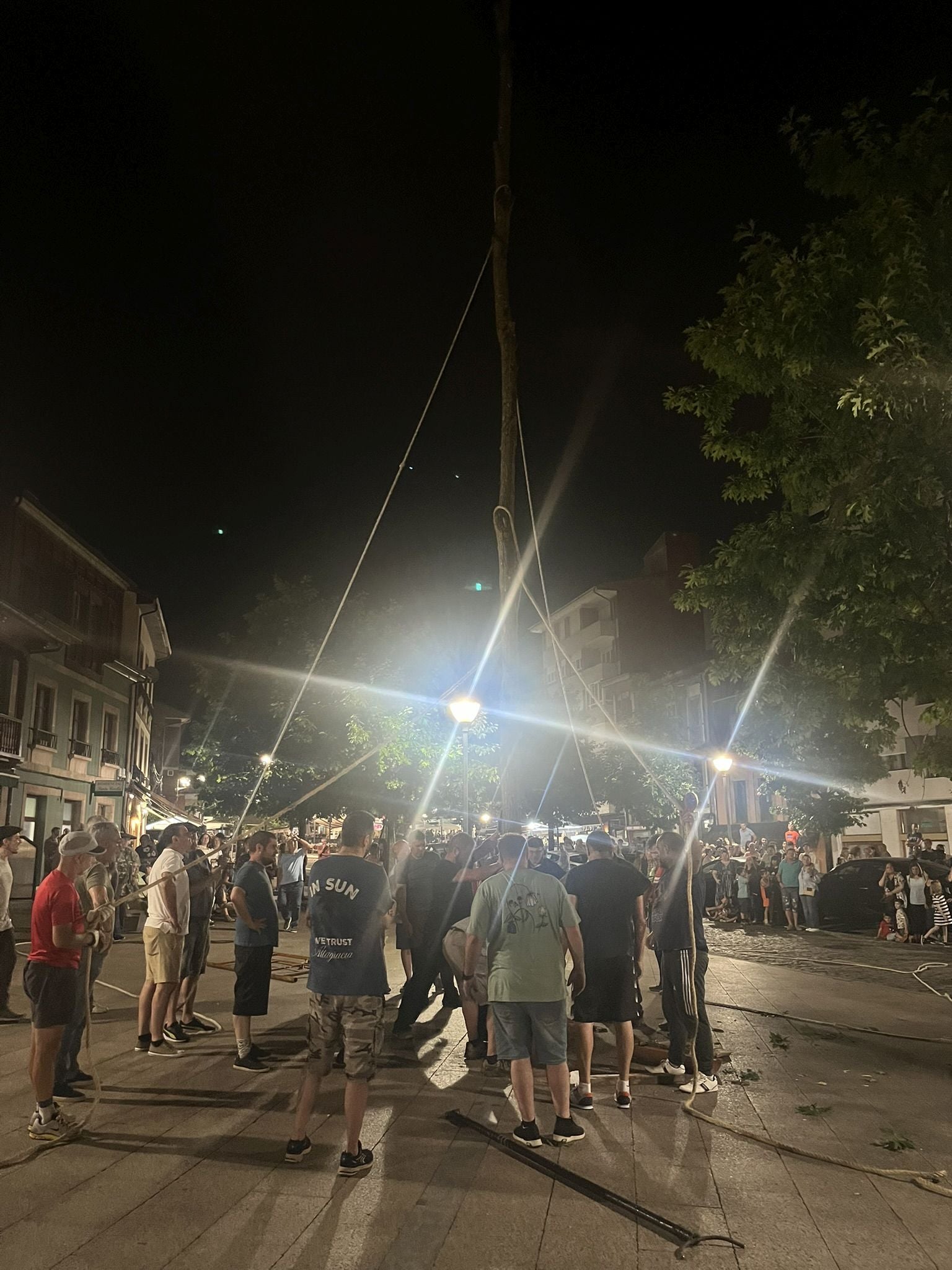 Así fue la plantá del roble por los casados en la plaza de Les Campes de Pola de Siero