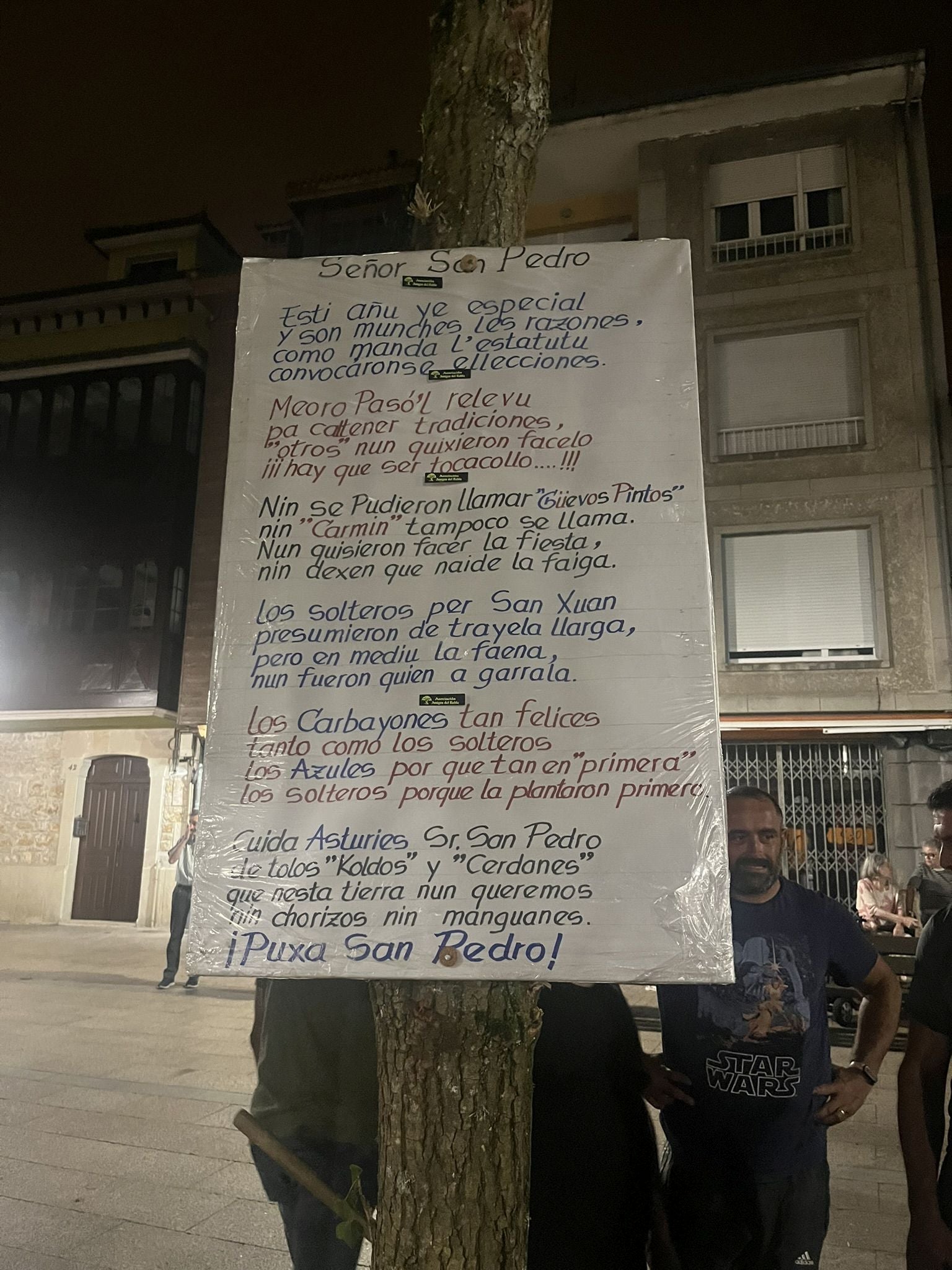 Así fue la plantá del roble por los casados en la plaza de Les Campes de Pola de Siero