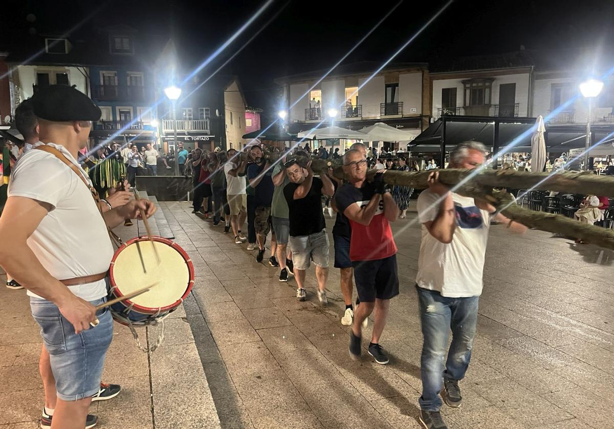 Así fue la plantá del roble por los casados en la plaza de Les Campes de Pola de Siero