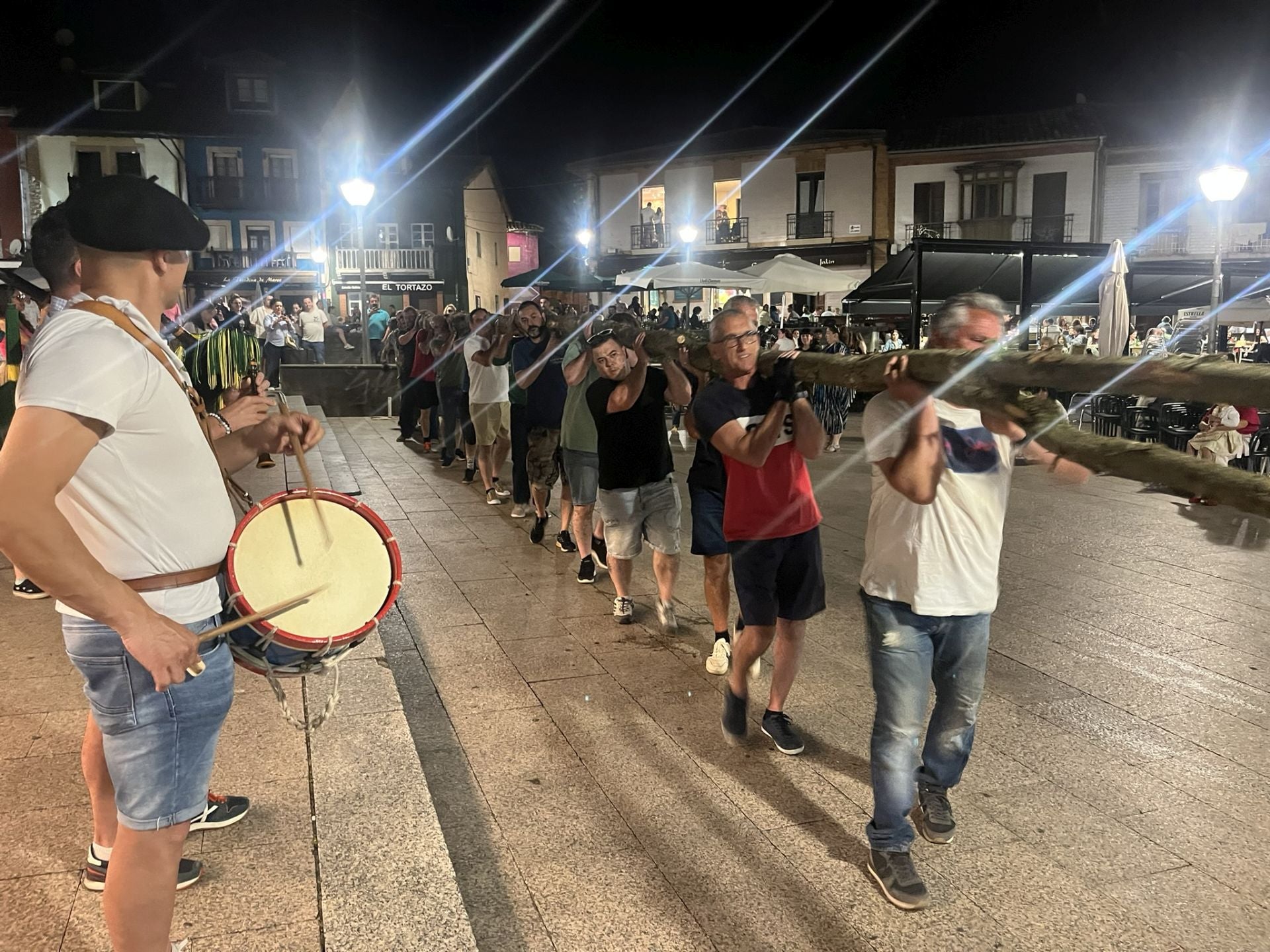 Así fue la plantá del roble por los casados en la plaza de Les Campes de Pola de Siero