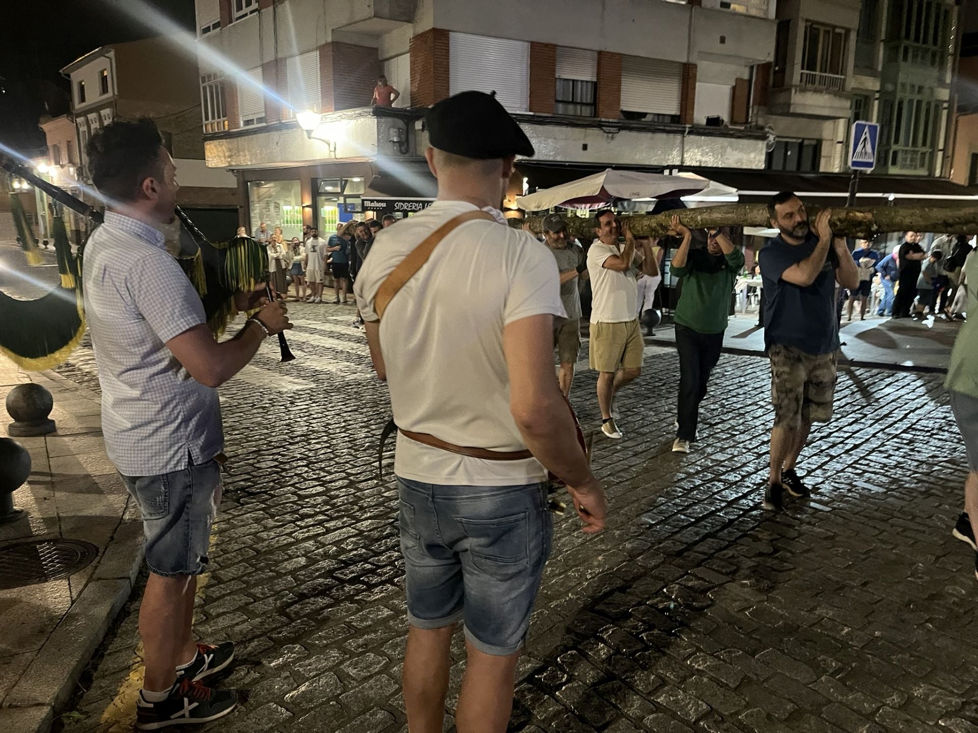 Así fue la plantá del roble por los casados en la plaza de Les Campes de Pola de Siero