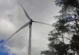 Un aerogenerador en la sierra de Pumar.