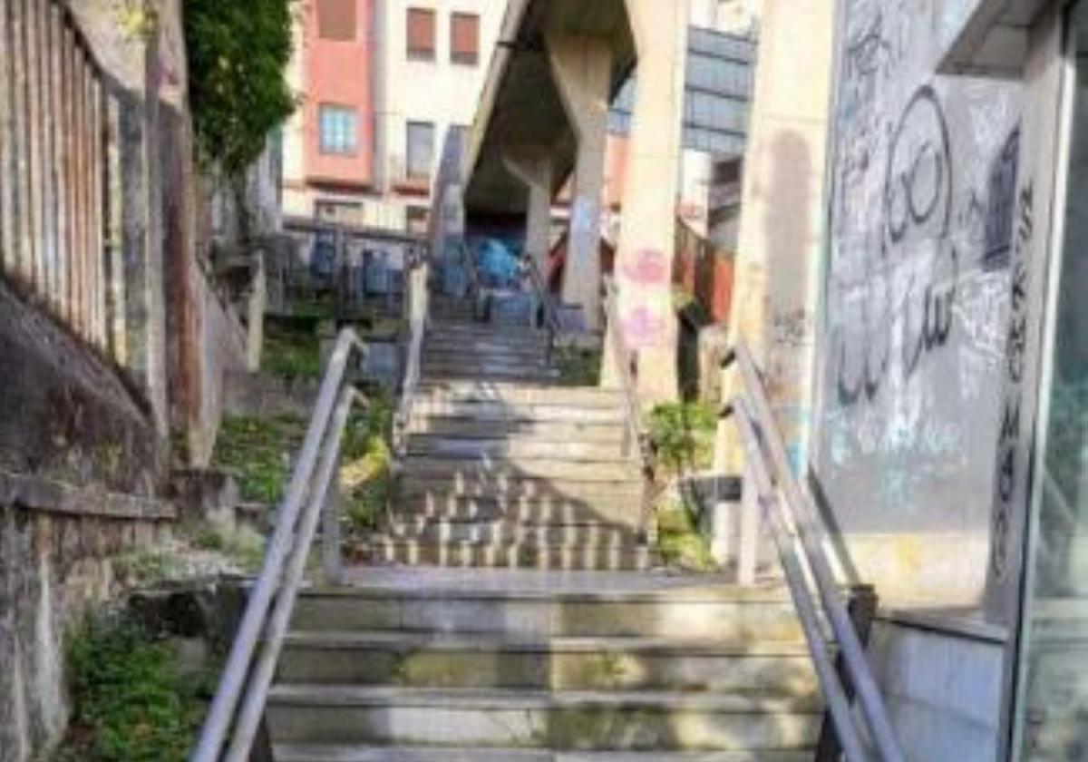 Estado actual de las escaleras y el ascensor de acceso a la villa mediante la estación de tren .