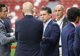 Irarragorri, entre Joaquín y David Guerra, durante una visita a El Molinón.