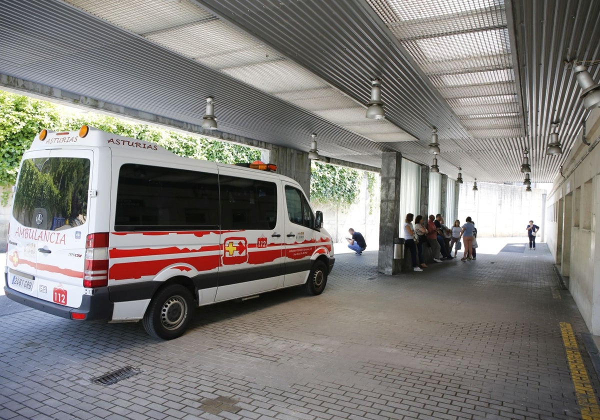 La zona exterior del área de Urgencias del Hospital Valle del Nalón.