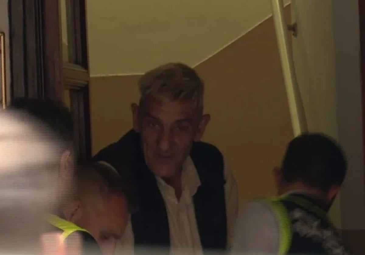 Jesús, 'El Vasco', sale detenido de su piso de la calle Contracay.