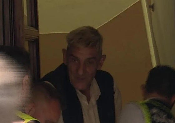 Jesús, 'El Vasco', sale detenido de su piso de la calle Contracay.