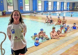 La nadadora Paula Sánchez, delantede sus 16 compañerosde campus.