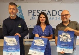 Jorge Juan Fernández, jefe de cancha de la Rula de Avilés, Raquel Ruiz, concejala de Turismo y Comercio de Avilés, y Ángel Muñoz, gerente de la Rula.